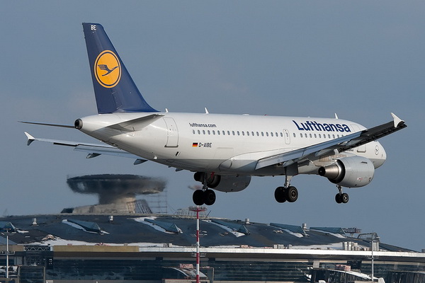 В аэропорту Хельсинки у самолета Lufthansa взорвался двигатель при взлете